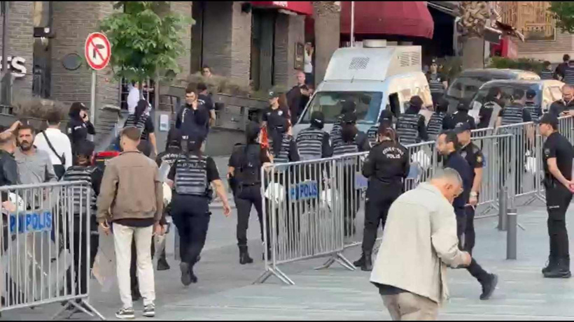 CHP'nin butlana karşı eylemleri öncesi İstanbul'da polis barikatı