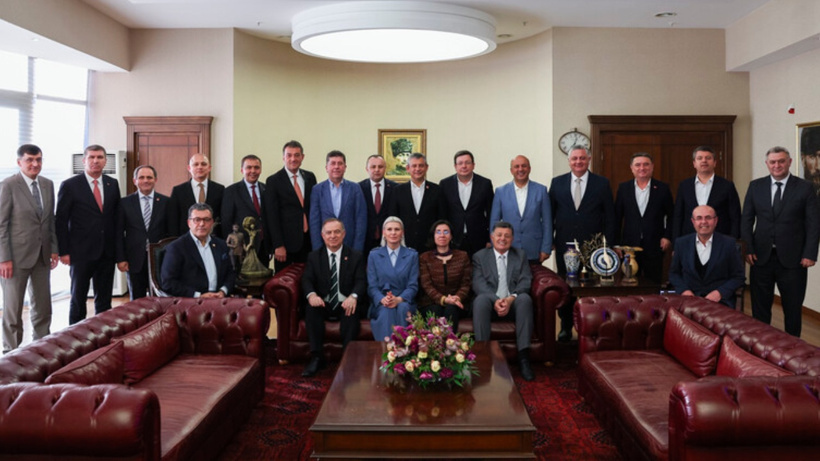 CHP'li il belediye başkanlarından ortak açıklama: Özgür Özel'in yanındayız
