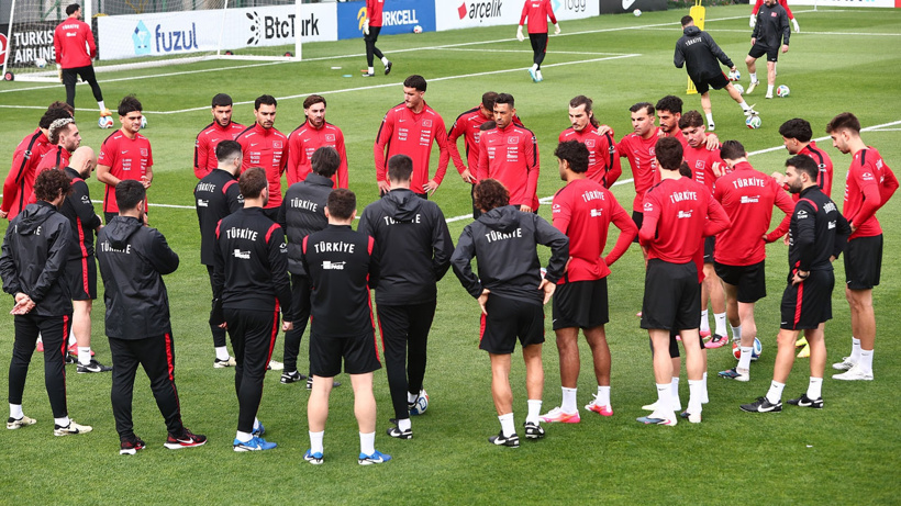 Milli takım 10 futbolcu eksik çalıştı