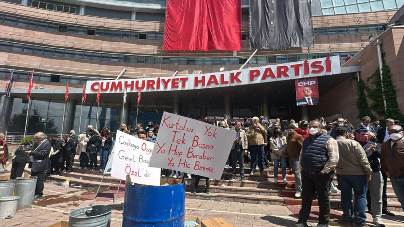 CHP'nin sosyal medya hesaplarına el konulmaya başlandı