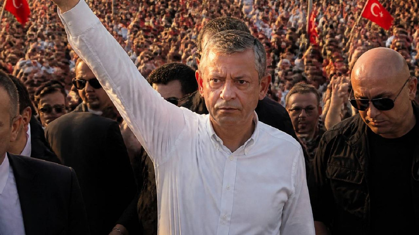 Demokrasinin yeni rengi: “Beyaz gömlek”