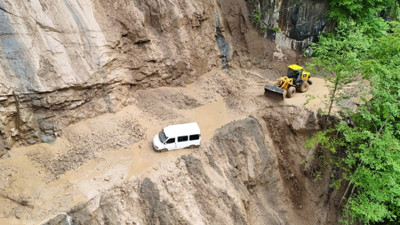 Trabzon'da uçurum kenarında yaşam savaşı: Heyelanın ortasında kaldılar