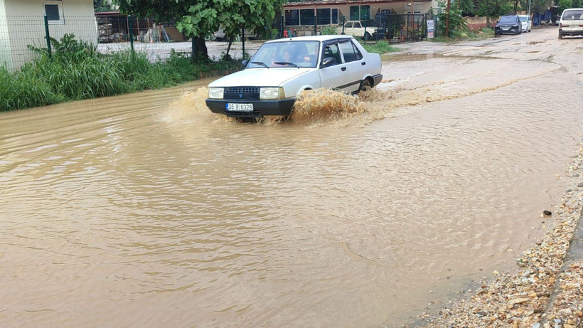 Bayram havası kısa sürdü: Peş peşe uyarıların ardından cadde ve sokaklar göle döndü