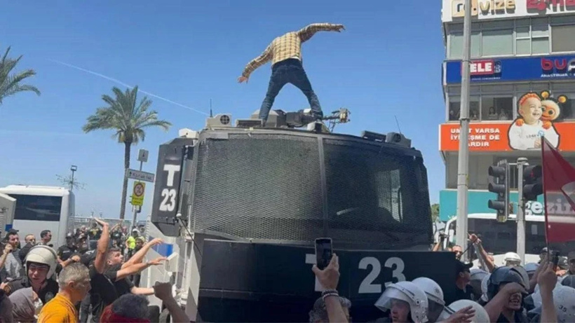 Özgür Özel'in İzmir mitinginde TOMA'ya çıkan öğretmen görevden uzaklaştırıldı: Valilik açıkladı