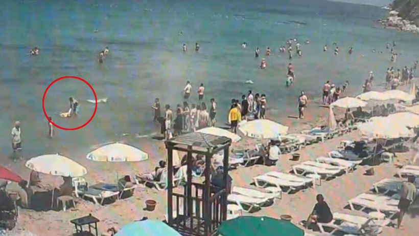 Çinli turist denizde ölümle burun buruna geldi: Kurtarma anları kamerada
