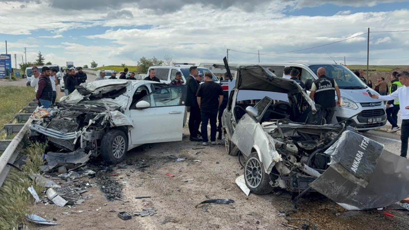 Kırıkkale'de feci kaza: Hurdaya dönen otomobillerde 2 ölü