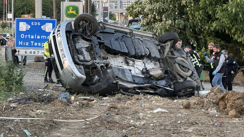 Midibüs ile hafif ticari araç çarpıştı: 1 ölü, 8 yaralı
