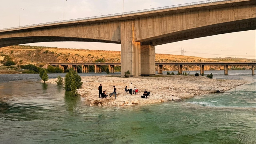 Baraj kapakları açıldı, Fırat nehri taştı: 8 kişi adacıkta mahsur kaldı