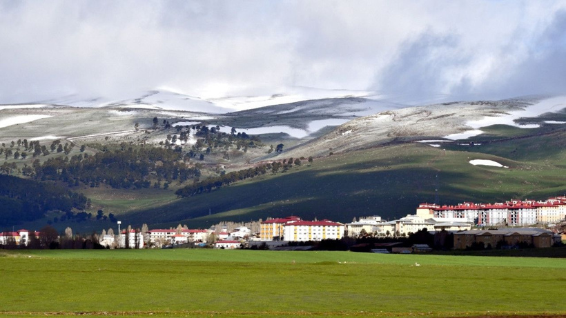 Yaz başlarken sürpriz yaşandı: Meralarda çiçek açarken dağlara kar yağdı - Fotoğraf: 2