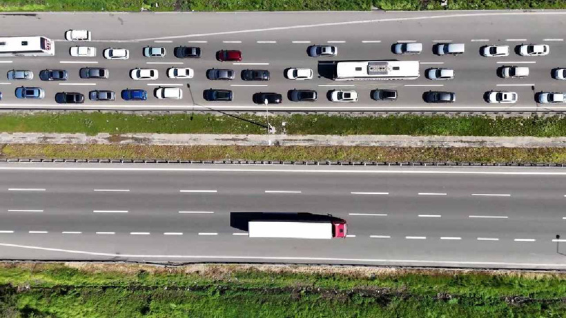 Tatilcilerin dönüş yolculuğu başladı: Yollarda uzun araç kuyrukları oluştu