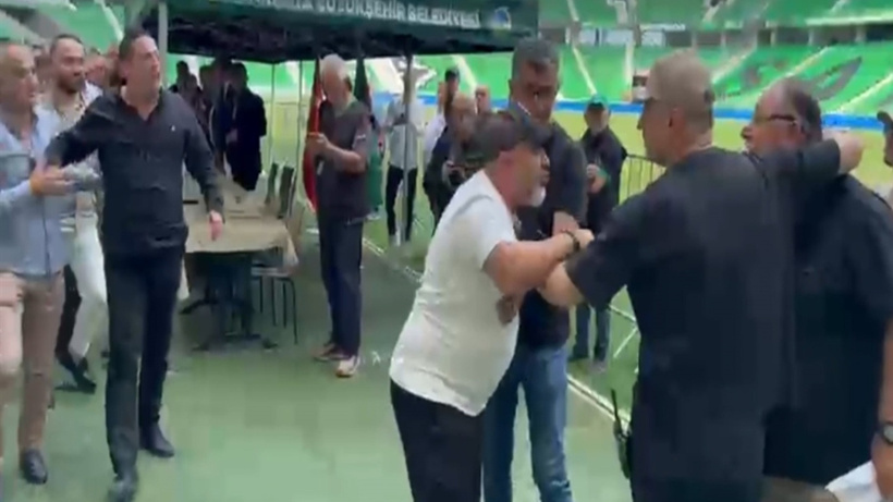 Sakaryaspor'da kavga çıkınca seçimler ertelendi