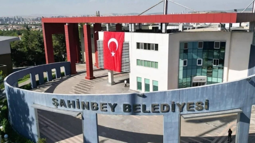 AKP'li belediyeden bir buket çiçeğe 10 bin TL: Yurttaşın parasını çöpe atmaktır