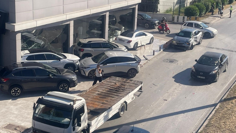 Tırın çarptığı otomobil galeriye daldı