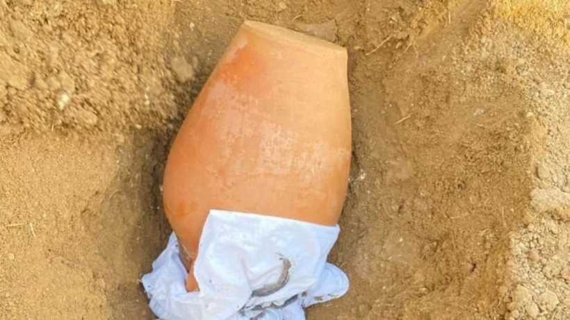 Herkes altın bulduğunu sandı: Testinin içinden çıkan görenleri şaşırttı