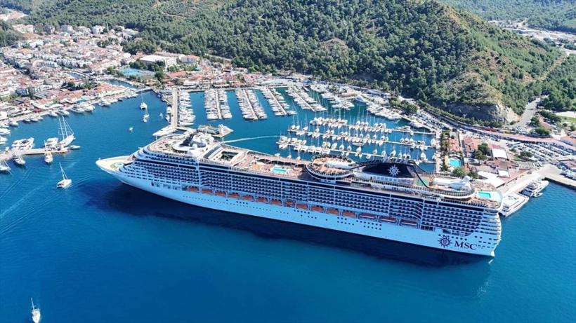 333 metrelik dev gemi ilçeye binlerce turist getirdi!