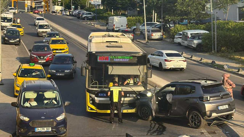Küçükçekmece'de zincirleme kaza: Motosiklet sürücüsü yaralandı