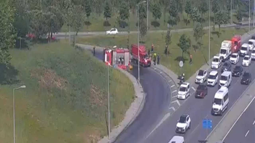 İtfaiye aracı yola devrildi! Trafik felç oldu - Fotoğraf: 2