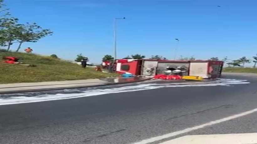 İtfaiye aracı yola devrildi! Trafik felç oldu - Fotoğraf: 3