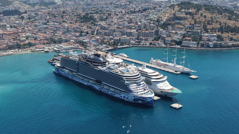 Dördü birden yanaştı, 8 bin turist Kuşadası'na aktı - Fotoğraf: 3