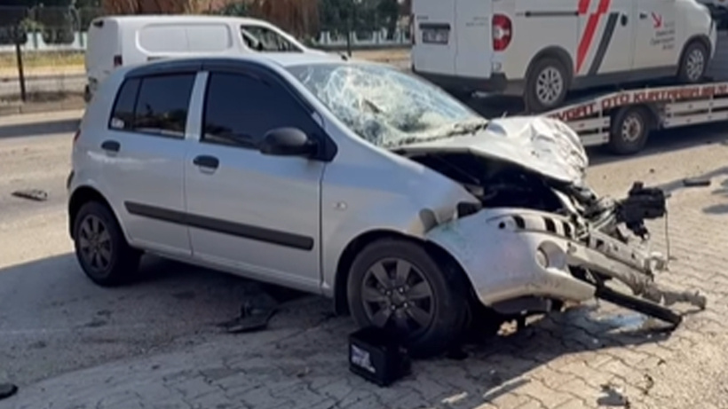 Antalya'da yoldan çıkan otomobil refüjdeki tellere çarptı: Hastaneye kaldırıldı