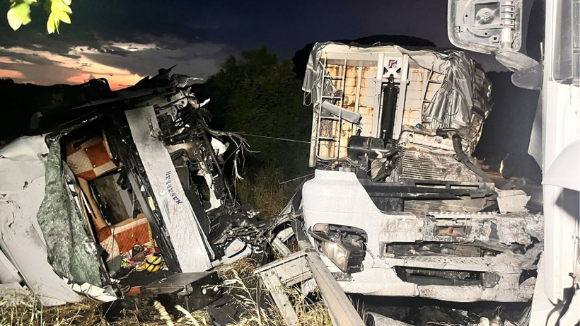 Manisa'da feci kaza! İki TIR çarpıştı, kupa araçtan ayrıldı: 2 yaralı
