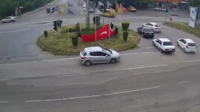 Türk bayrağının yere düştüğünü gördüler: Araçlarını durdurup korudular
