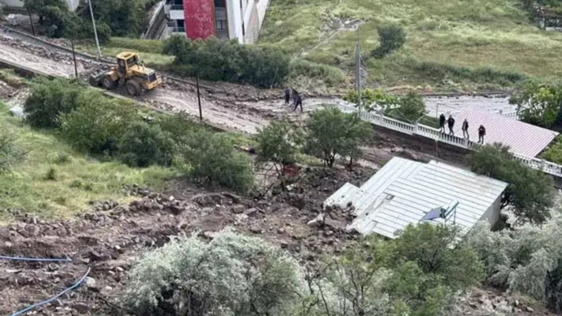 10 metrelik istinat duvarı çöktü! Taşlar evin üzerine devrildi