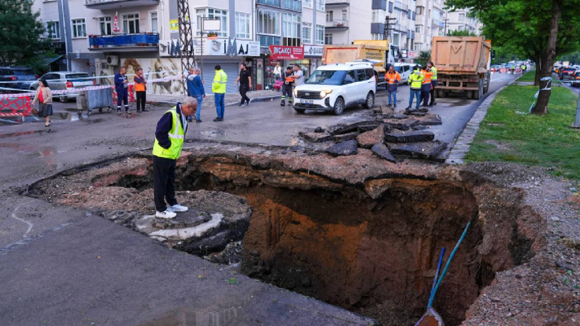 Ankara’da sağanak felaketi! Yol çöktü, cadde ulaşıma kapandı