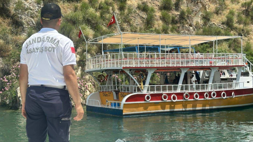 40 yolculu gezi teknesi arıza yaptı: Jandarma yolcuları tahliye etti