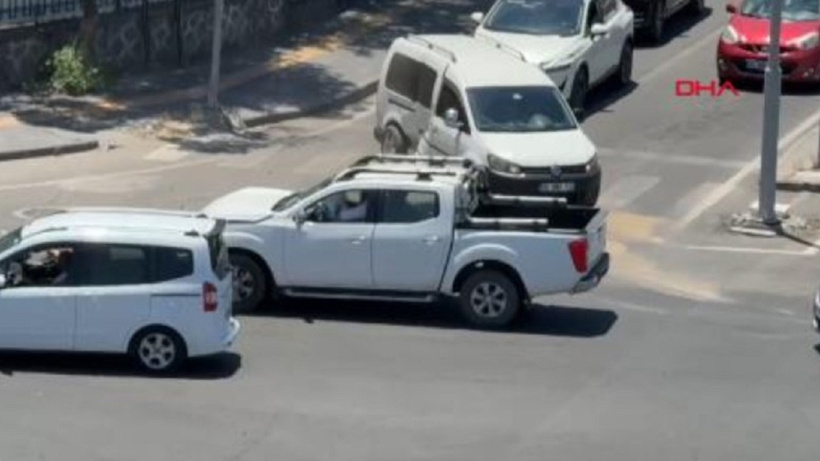 Diyarbakır'da iki araç birbirine girdi - Resim : 1