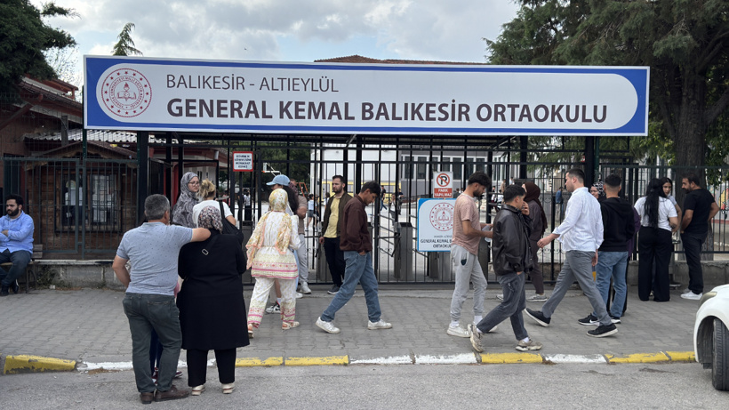 Okul önlerinde heyecanlı bekleyiş: YKS'nin ilk oturumu başladı