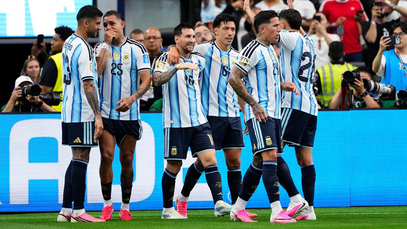 Lionel Messi şov yaptı: Arjantin turu kaptı