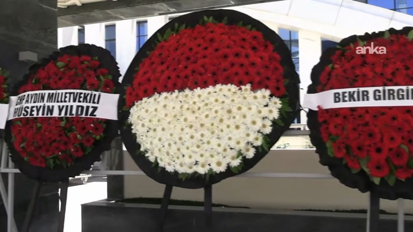 Kılıçdaroğlu'nun katıldığı cenazede Özgür Özel'in ismi çelenkten kaldırıldı