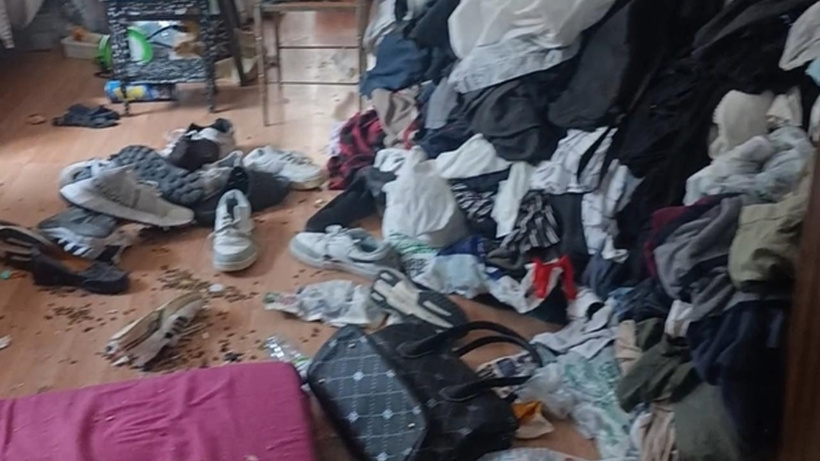 Kötü koku sonrası girilen evden 1 ton çöp çıkarıldı