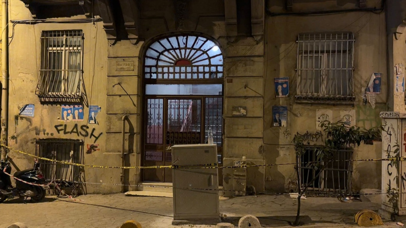 Beyoğlu'nda bina kısmi çöktü: 15 ev tahliye edildi