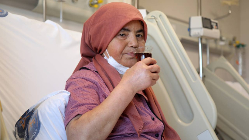 12 yıl sonra böbreğine kavuşunca sedyede çayla kutladı