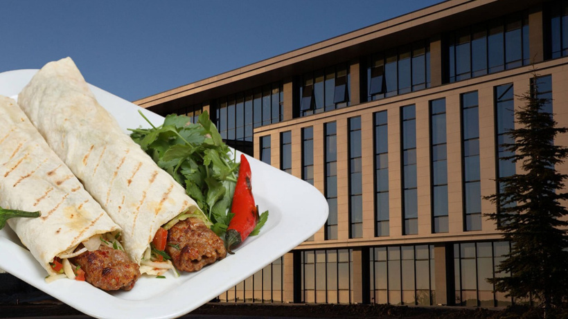 Devlet üniversitesi kafeteryasında şok: Adana kebabın içinden çıktı