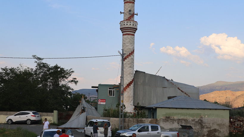 Doğu'da sağanak ve fırtına etkili oldu! Çatılar uçtu, yollar kapandı
