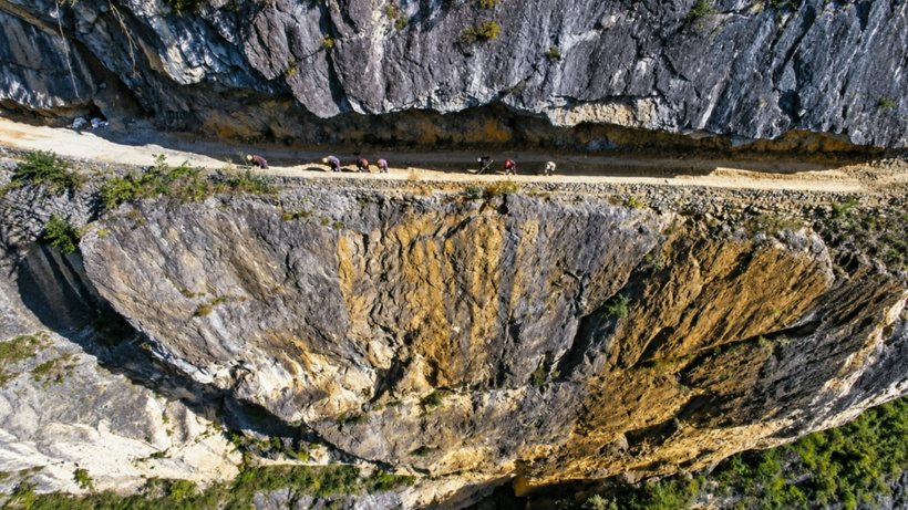 23 aile el ele verip 4 yıl boyunca 1500 metrelik uçuruma kilometrelerce yol kazdı