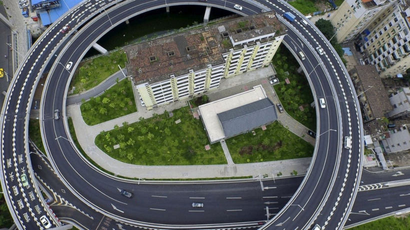Taşınmayı reddedince otoyolu apartmanın etrafına yaptılar
