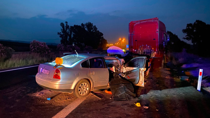 Adana'da feci kaza: Duran tıra çarpan otomobildeki 2 kişi öldü