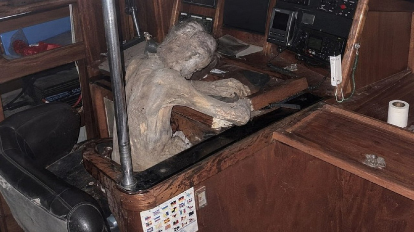 Okyanusun ortasında hayalet tekne buldular: İçinden mumya çıktı