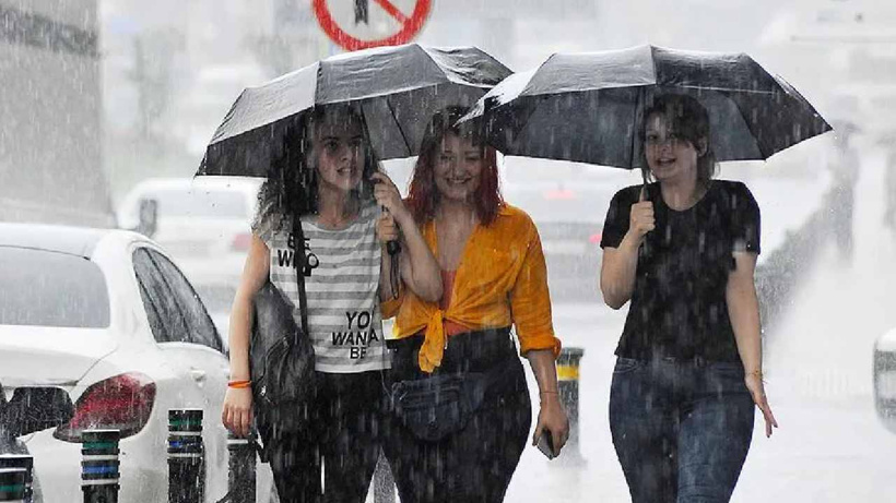 AKOM sağanak yağış için İstanbul'a saat verdi: Yer yer şiddetini de artıracak