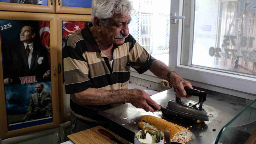 Dünyanın dört bir yanından bu tost için Adana'ya geliyorlar! 50 yıldır aynı ütüyle yapıyor