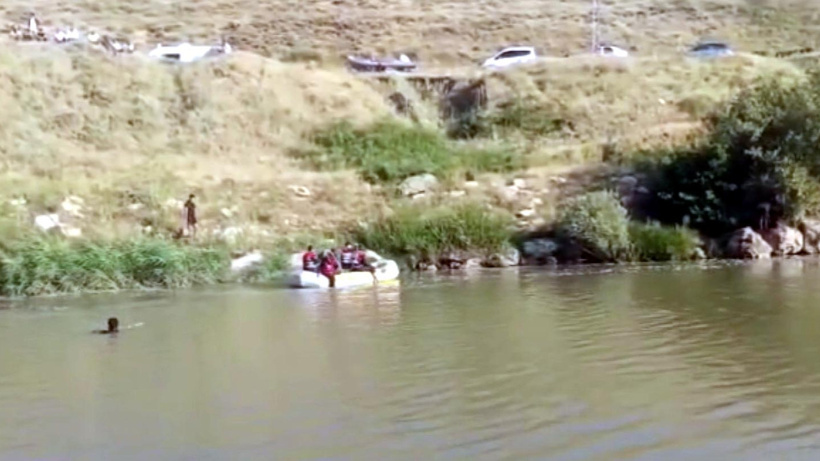 Çaya düşen 8 yaşındaki kardeş hayatını kaybetti, 6 yaşındaki çocuk aranıyor