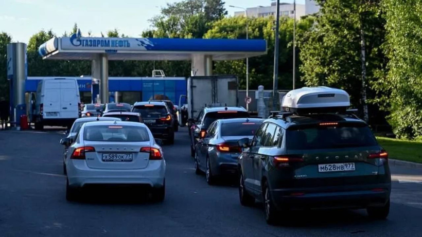 Petrol devi Rusya'da benzin bulmak zorlaştı! Sürücüler saatlerce kuyrukta bekliyor