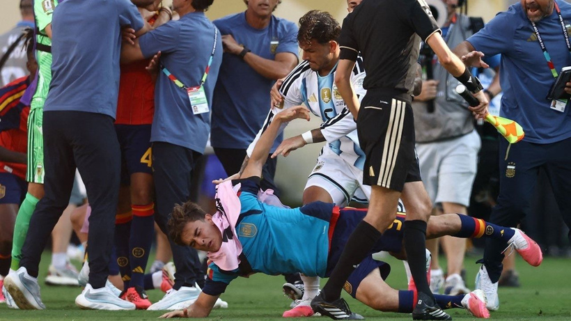 Arjantinli futbolcular İspanyollara saldırdı: Messi ağladı