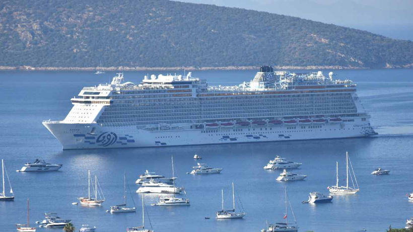 İstanbul'dan geldi akşam Girit Adası'na gidecek! Binlerce turist ilçeye akın etti