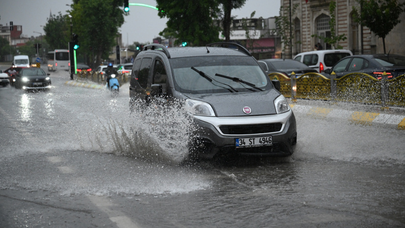Sıcaklıklar 13 derece birden düştü: Edirne'de yollar göle döndü