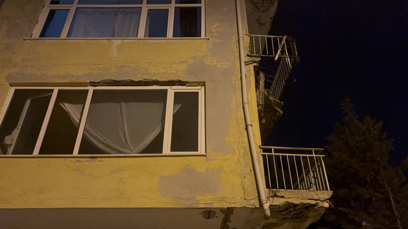 Üsküdar'da balkon çöktü: Bina mühürlendi